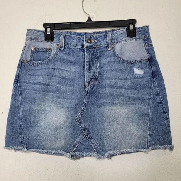 Maurices Light Wash Blue Denim Raw Hem Button Fly Mini Jean Skirt Size 3/4 - Picture 2 of 8